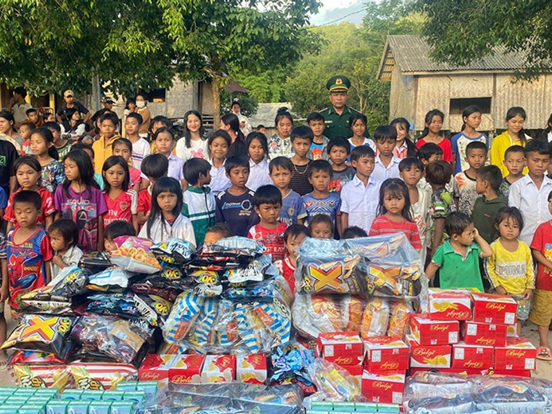 Hình ảnh minh họa nhóm hỗ trợ cờ bạc, mọi người đang lắng nghe và chia sẻ
